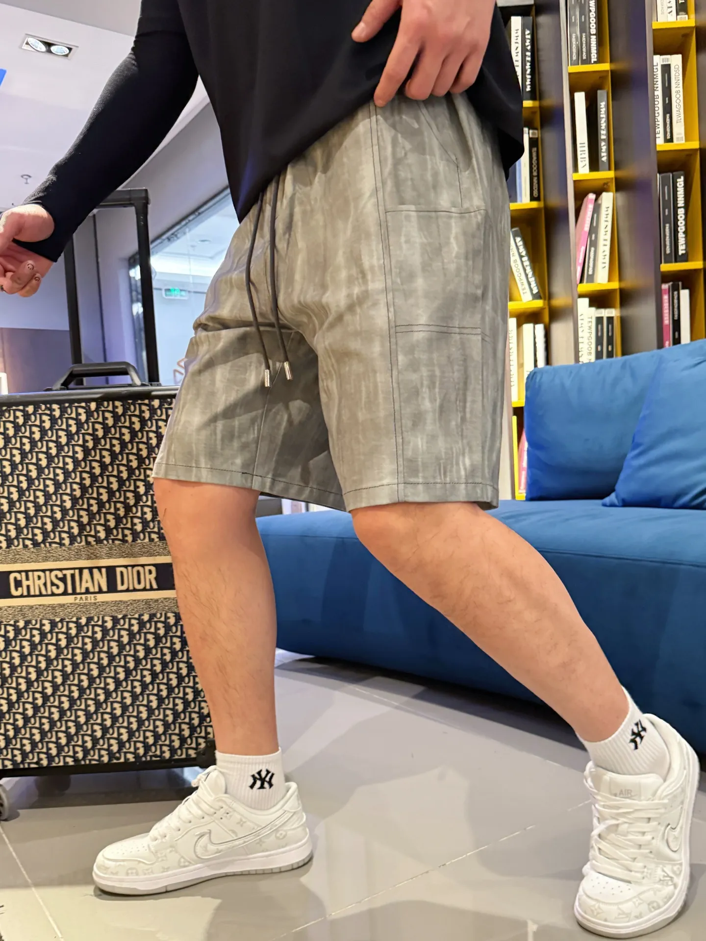 Balenciaga's three-standard complete 2026 summer New Arrival men's casual shorts, advanced custom-made Breathable fabric, Breathable fabric, extremely stretchy and comfortable, impeccable details, top-grade accessories, original logo design concept, delicate and soft feel! The upper body fit is awesome! Size: M-XXXL Please state your height and weight when ordering